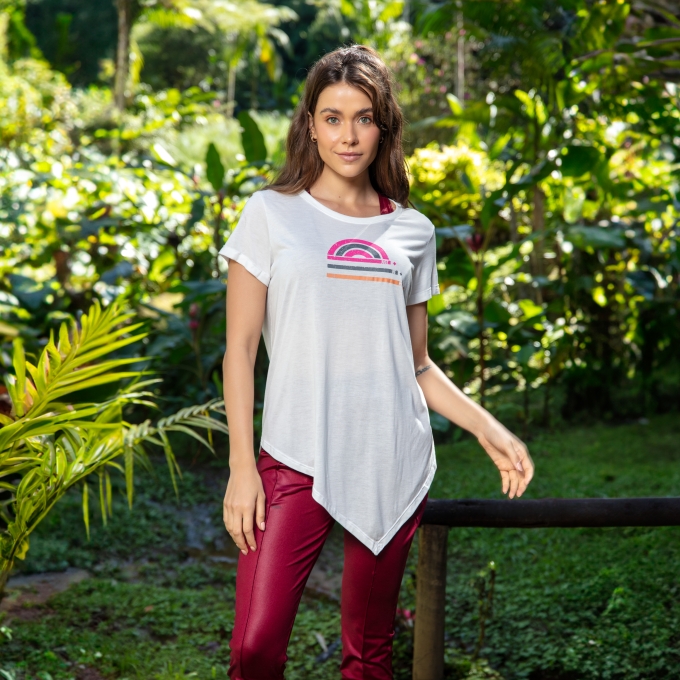 T-Shirt Branco Pérola com Pontas Assimétricas e Silk Rosa Enjoy